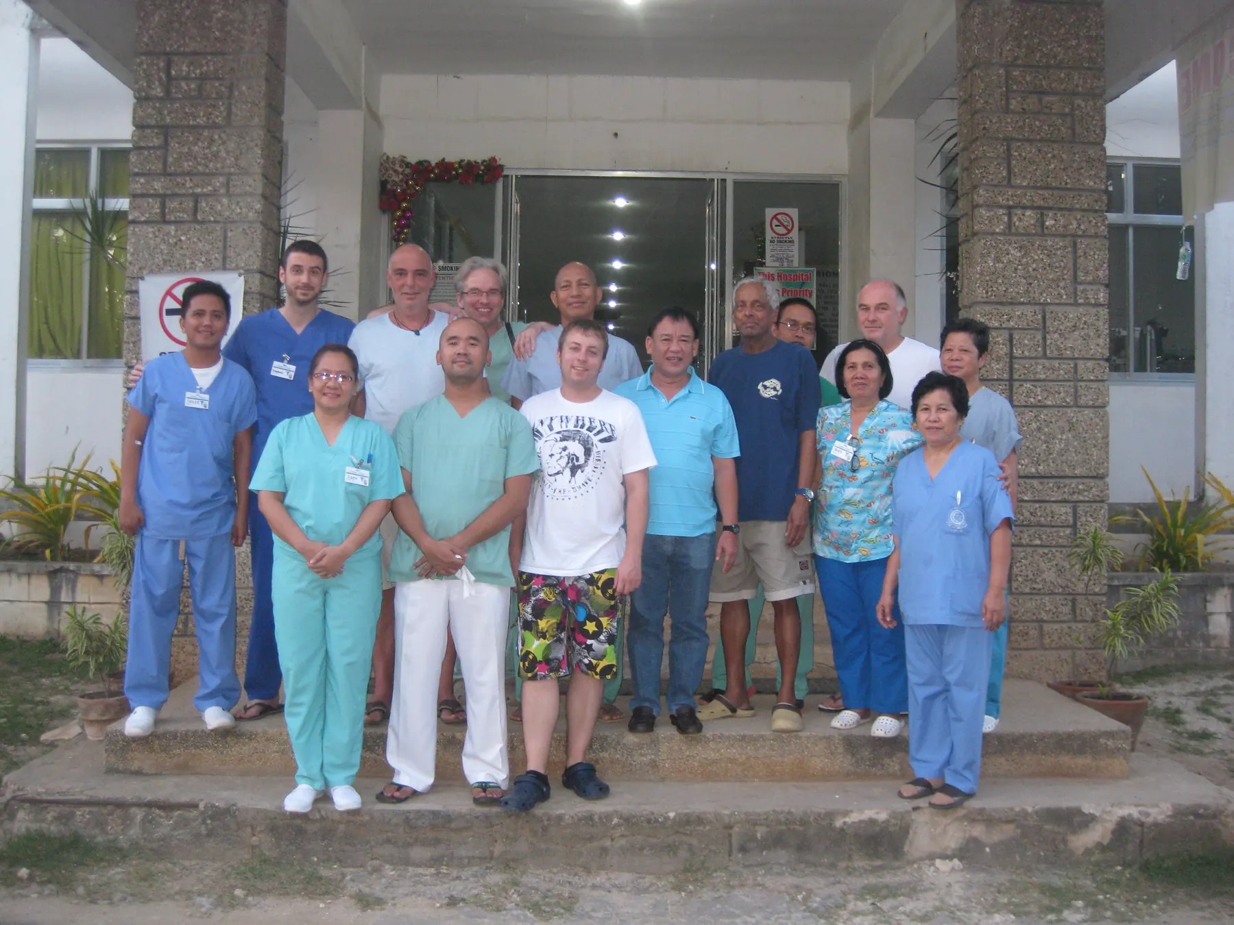 Das Team mit dem Personal vor dem Siquijor Provincial Hospital, 2014