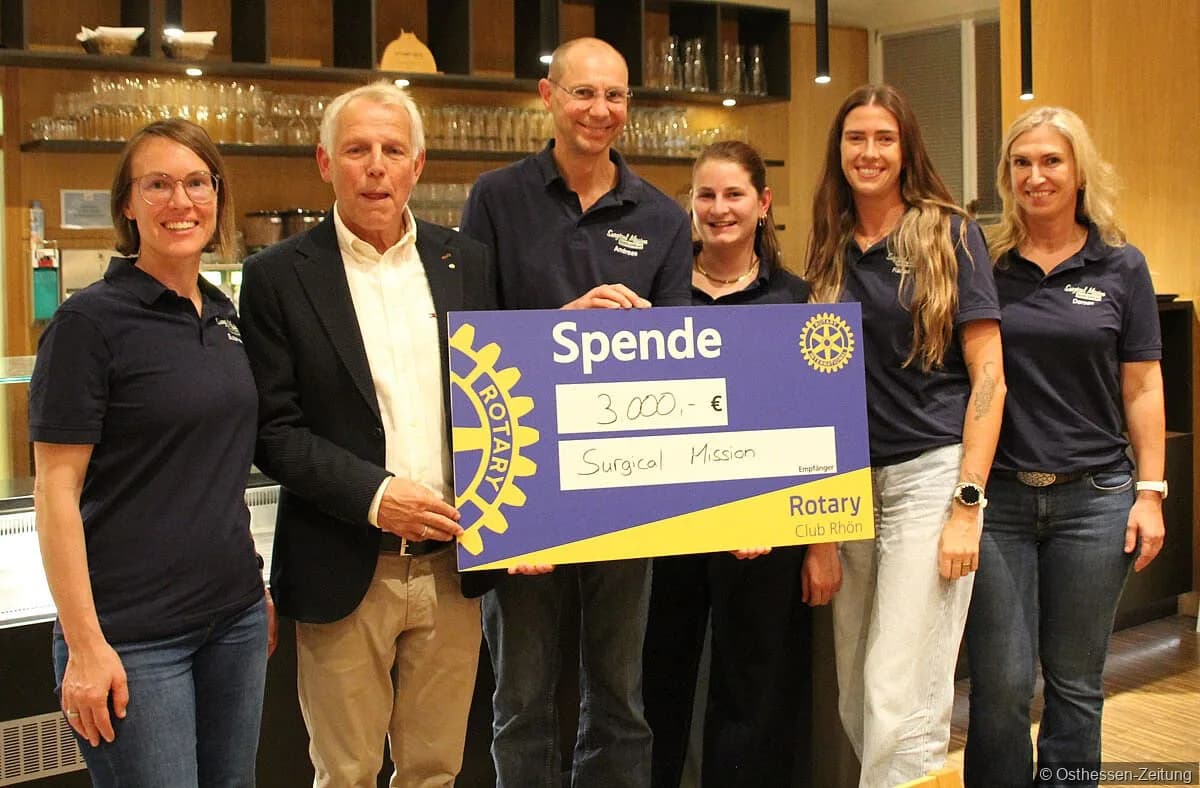Scheckübergabe des Rotary Clubs Rhön über 3.000 Euro an das Team von Surgical Mission Saarland im Café Flora am Frauenberg