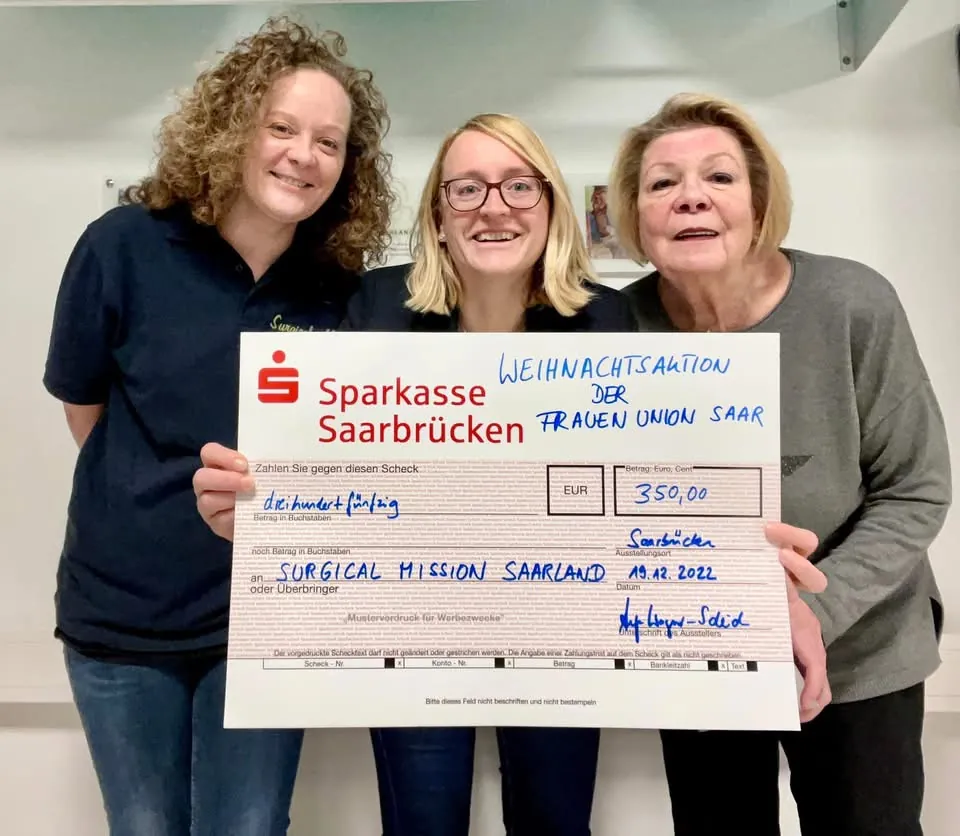 The Frauen Union Saar handing over a donation cheque