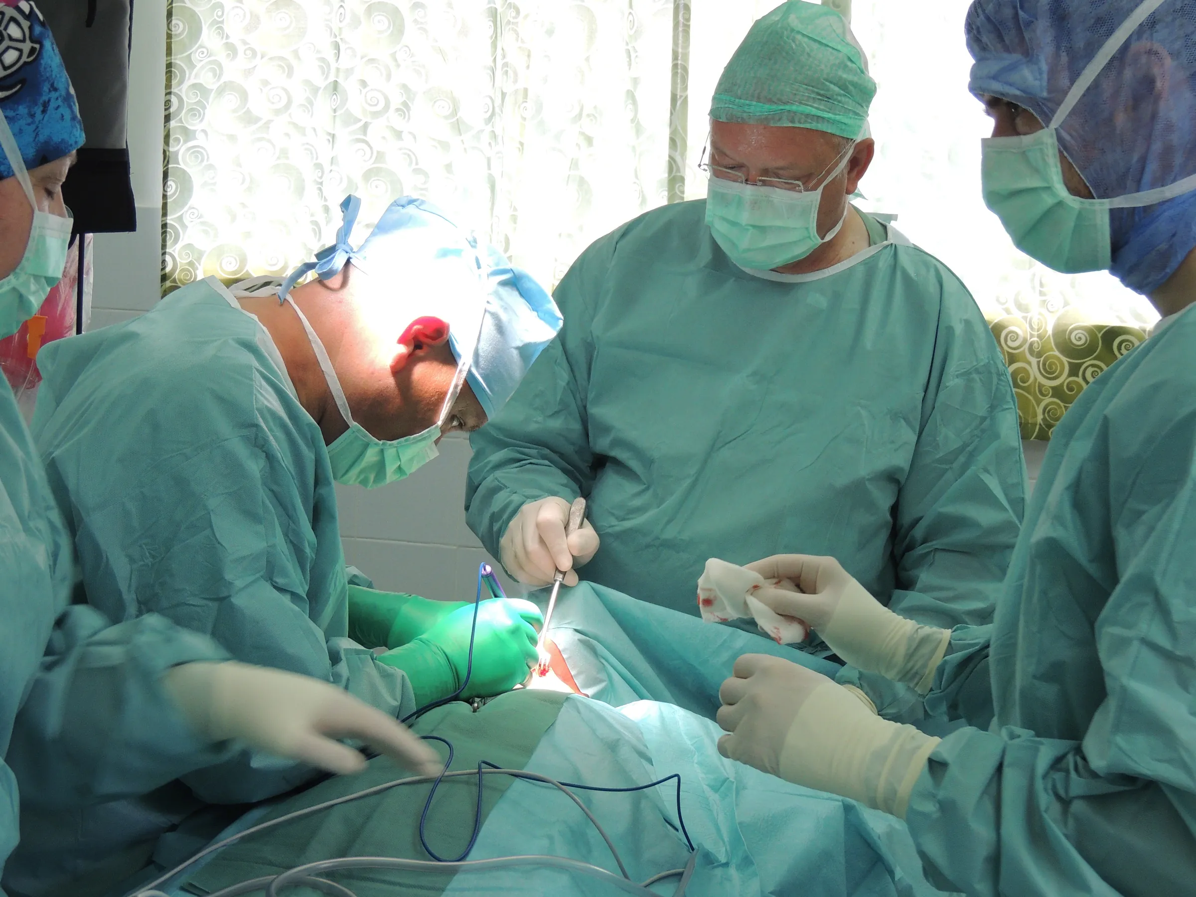 Team bei der gemeinsamen Arbeit im Operationssaal