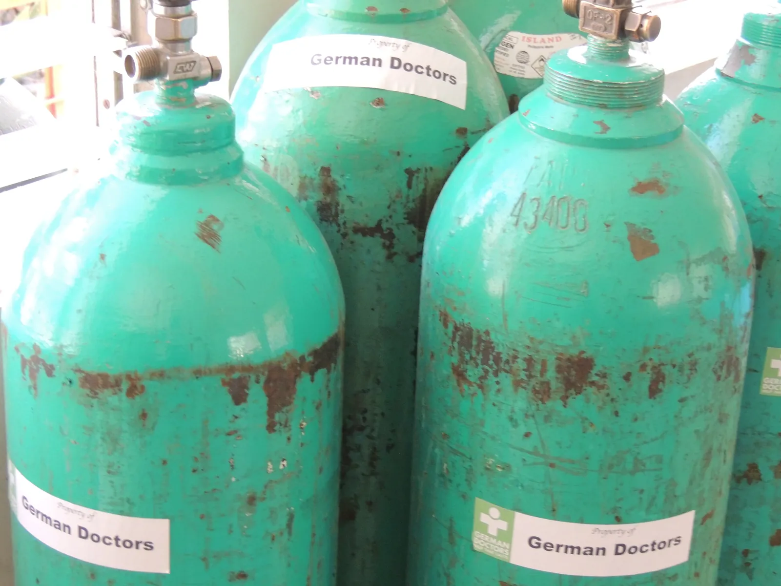 Sauerstoffflaschen für die Narkoseversorgung im Einsatz
